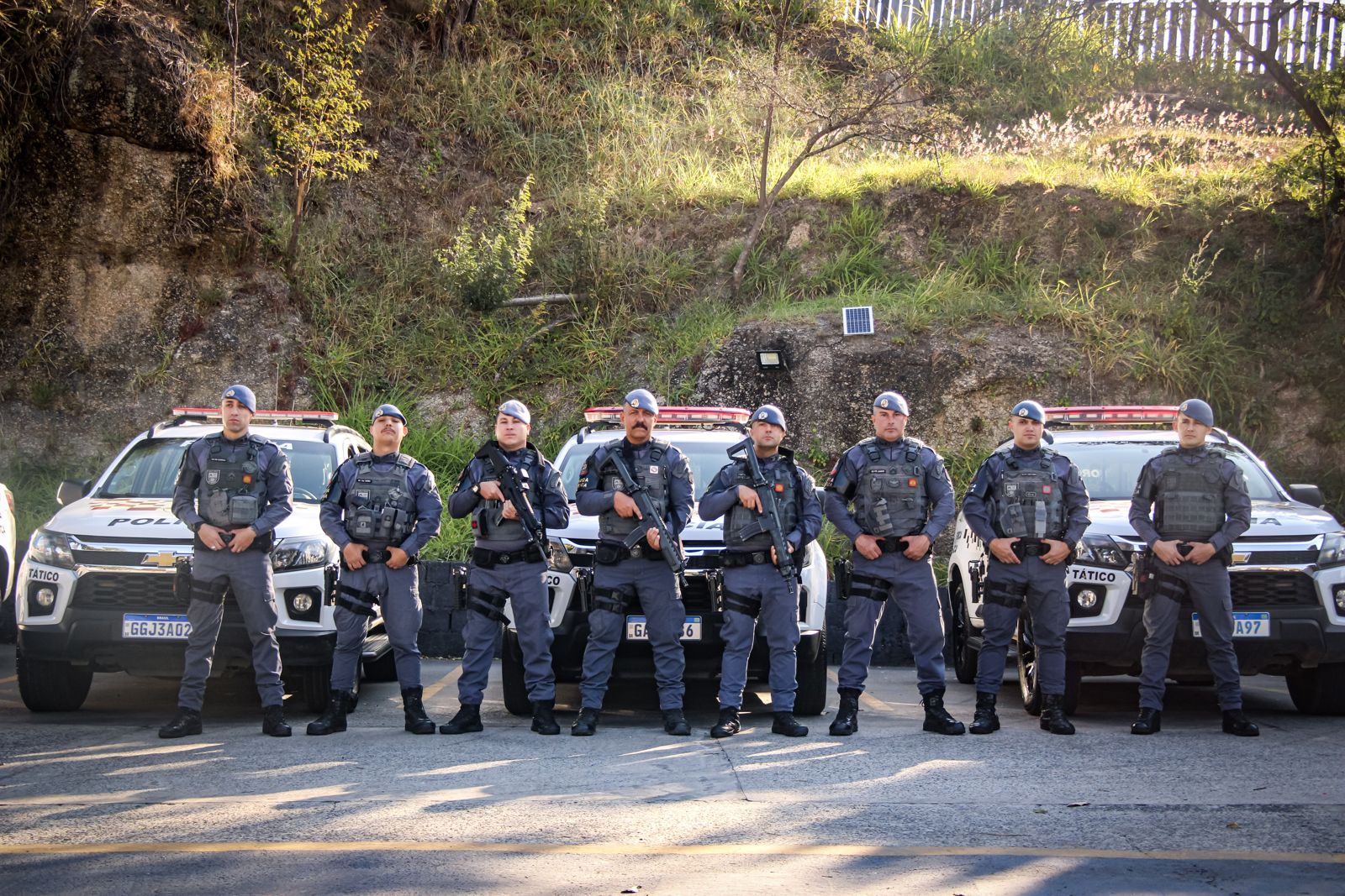 Policiais formados pela Aprimorar em frente às viaturas