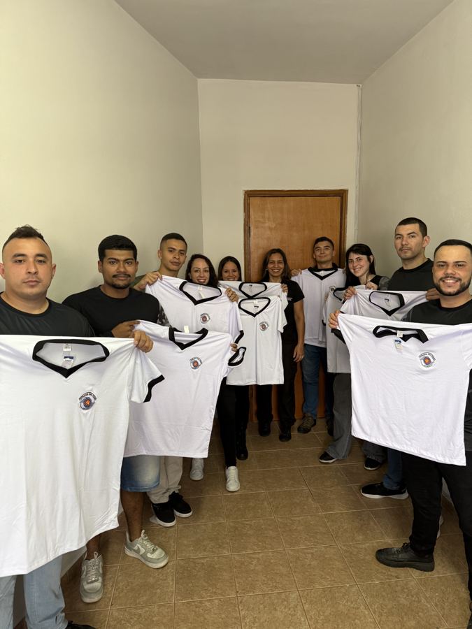 Alunos aprovados segurando camisetas da Aprimorar