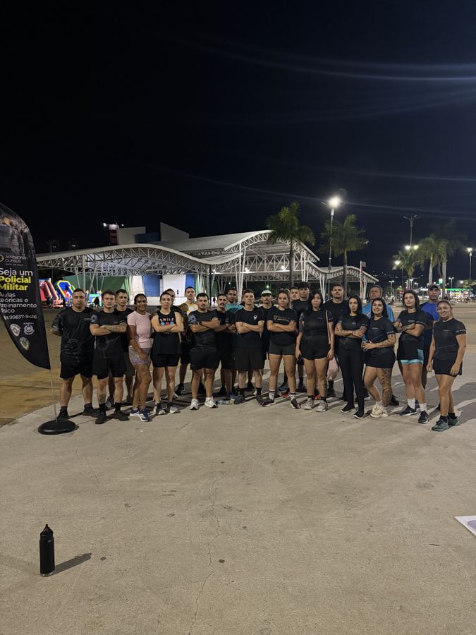 Turma da Aprimorar reunida à noite no treino físico