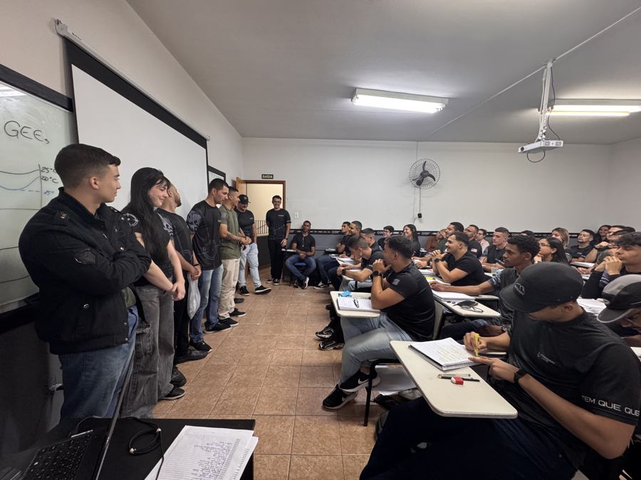 Alunos em aula presencial na Aprimorar