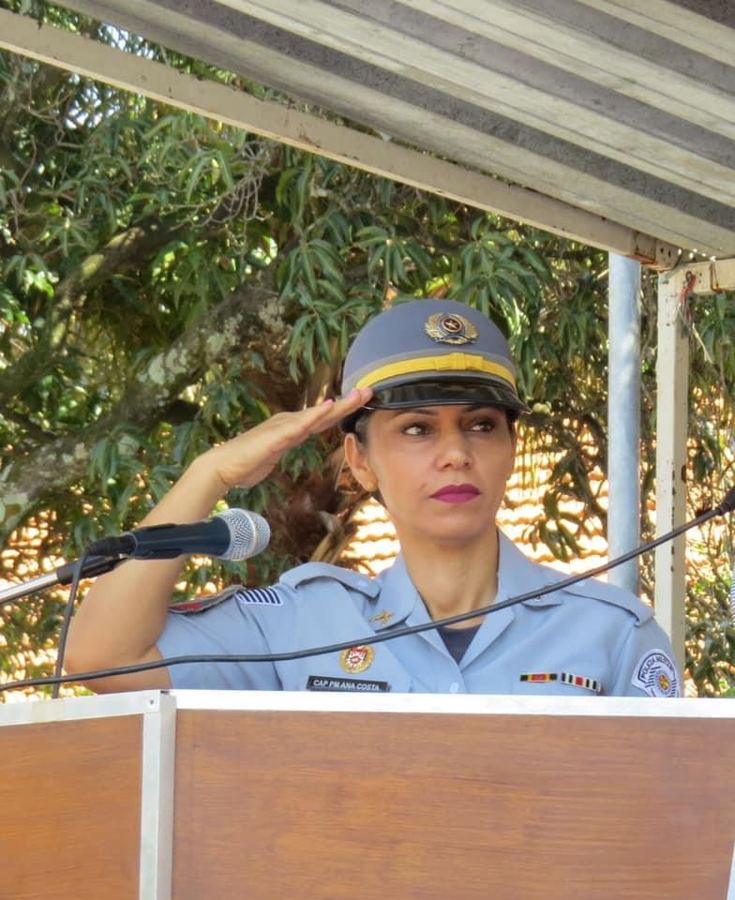 Major Ana Costa prestando continência em cerimônia